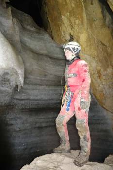 Anne vor dem Eiswall der Eisstromhalle