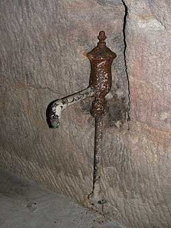 Creussen-Keller-08 Wasserhahn