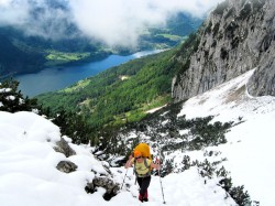 Rike im Aufstieg zum unteren Eingang der Almberg-Eis- und Tropfsteinhöhle