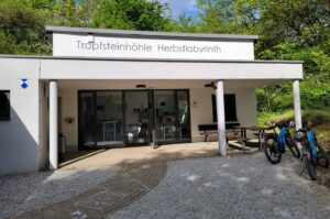 Schauhöhle außen