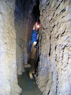 Höhle ohne Namen (Stein am Wasser) (Foto: T. Schneider) Höhle ohne Namen (Stein am Wasser) (Foto: T. Schneider)